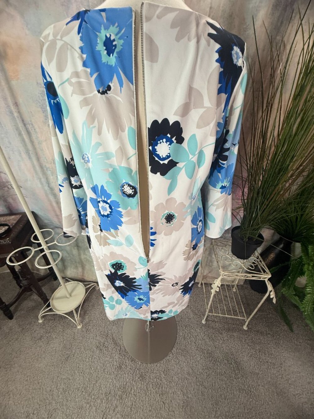 πCalvin Klein Oversized Blue & Teal Floral Pattern Dress with 3/4 Bell Sleeves - Picture 9 of 14